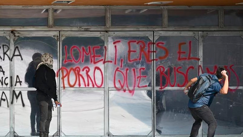 Encapuchados vandalizan torre de rectoría de la UNAM, tras designación de Lomelí 