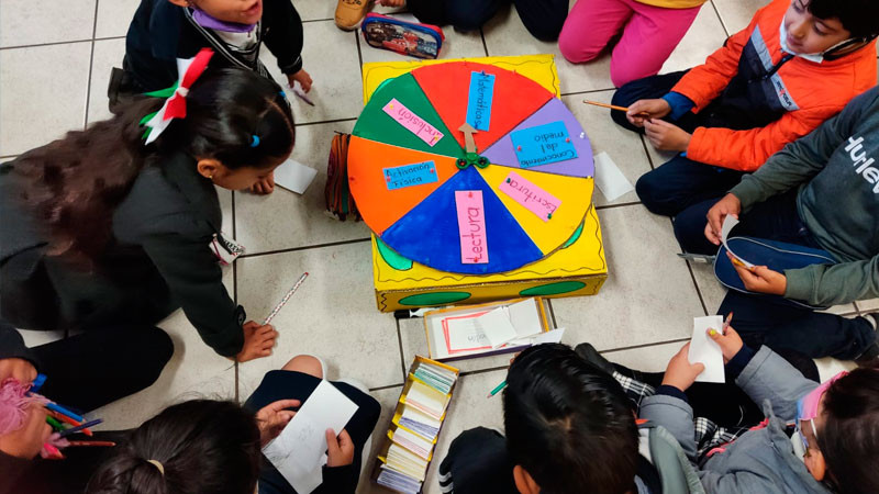 Maestra michoacana desarrolla “ruleta del saber” para mejorar proceso de enseñanza 