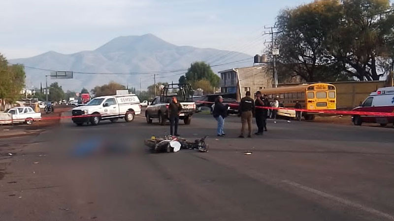 En Tangancícuaro, Michoacán, motociclista derrapa y muere