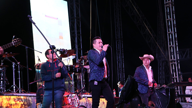 Una noche 100% romántica fue la que se vivió con la presentación de Los Acosta en el foro de Espectáculos de la Feria