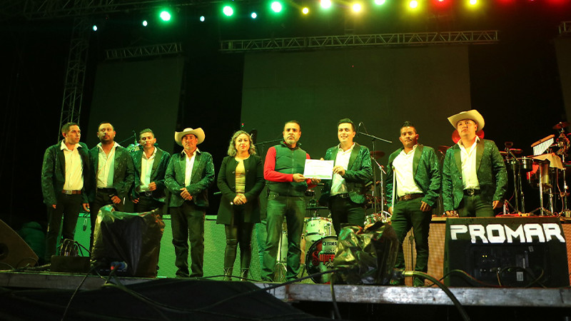 Una noche 100% romántica fue la que se vivió con la presentación de Los Acosta en el foro de Espectáculos de la Feria