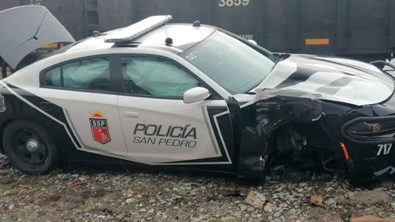 Tren embiste patrulla en San Pedro Garza García, Nuevo León, hay dos policías lesionados  
