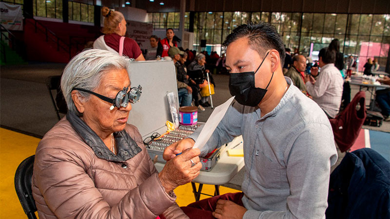 Con anteojos, DIF Michoacán mejora la salud visual de más de mil 900 personas 