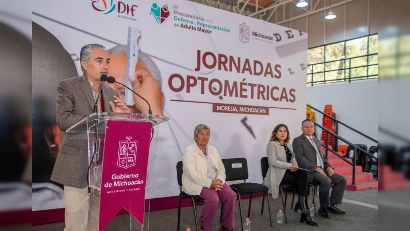 Con anteojos, DIF Michoacán mejora la salud visual de más de mil 900 personas 