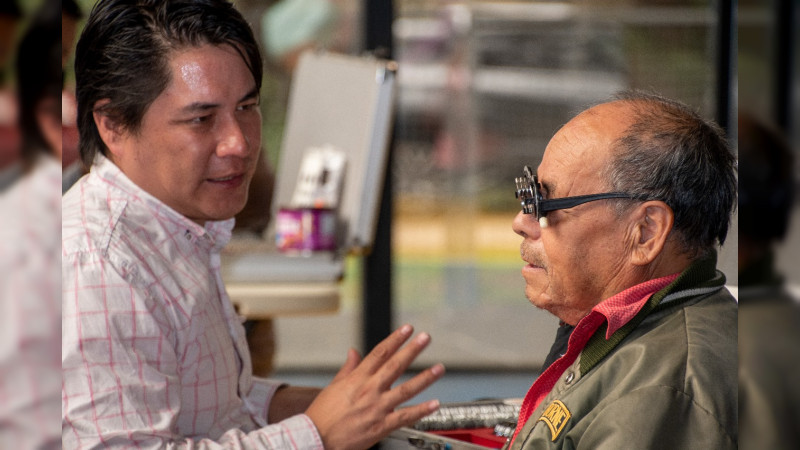 Con anteojos, DIF Michoacán mejora la salud visual de más de mil 900 personas 