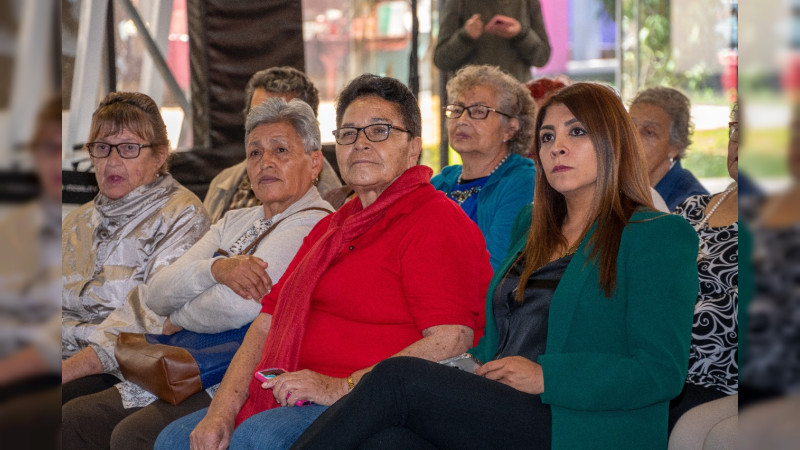 Con anteojos, DIF Michoacán mejora la salud visual de más de mil 900 personas 