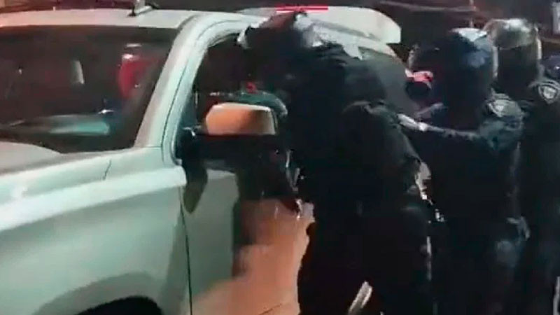 Policías rompen con casco vidrio de camioneta de sospechosos en CDMX; los suspenden 
