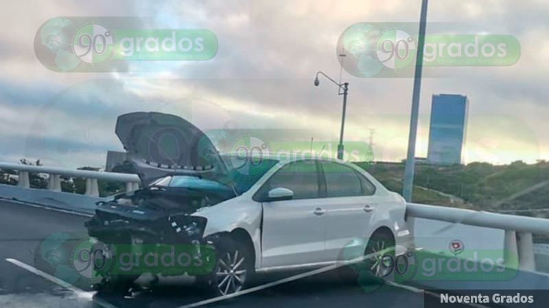  Automovilista choca contra el muro de contención en el puente Bernardo Quintana en Querétaro  