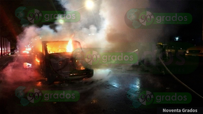 Arde camioneta a un costado de la deportiva de Cerrito Colorado en Querétaro  