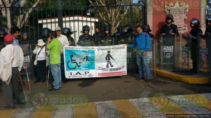 Ante incumplimiento de acuerdos, discapacitados se manifiestan en Casa de Gobierno - Foto 0 
