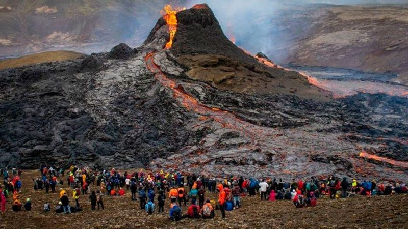 Islandia evacúa un pueblo y activa una alerta de aviación por riesgo de erupción volcánica 