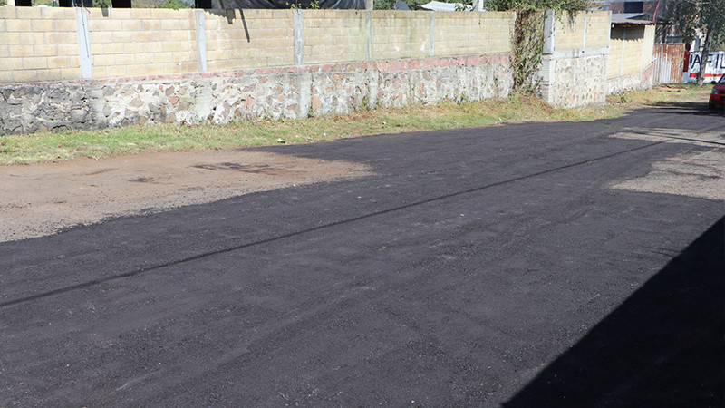 Alcalde de Ciudad Hidalgo supervisa trabajo de bacheo y la pavimentación en la Tenencia El Chaparro 