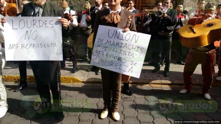 Mariachis se manifiestan afuera del Ayuntamiento de Morelia 