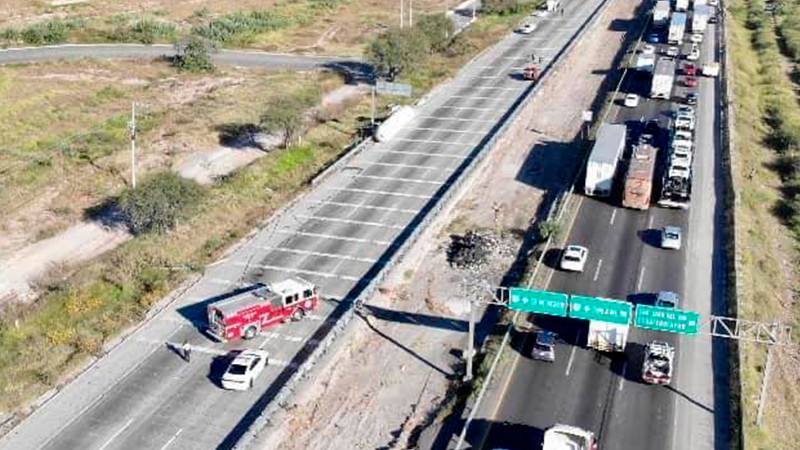 Volcadura de pipa colapsa la autopista México-Querétaro  