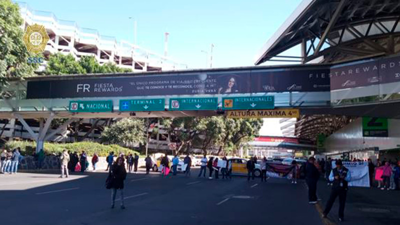 Mujeres con cáncer de Michoacán bloquean acceso a la Terminal 1 del AICM, debido a la falta de medicamentos  