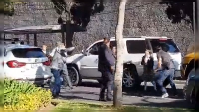 Escoltas golpean a un padre de familia en Paseo de la Reforma  