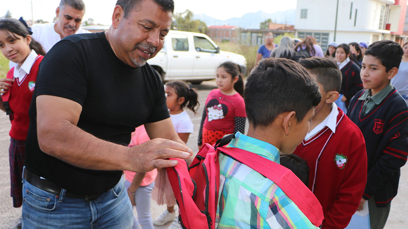 José Luis Téllez Marín, entregó 250 mochilas escolares en el Fraccionamiento Puerta del Sol