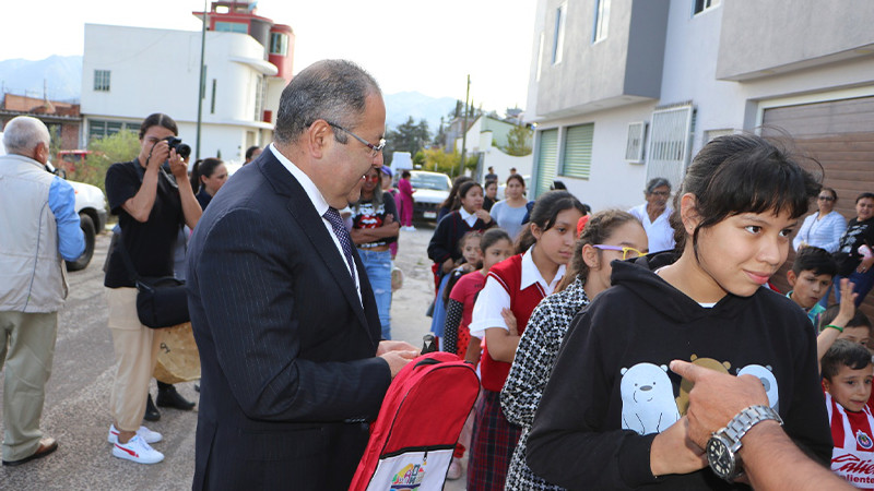 José Luis Téllez Marín, entregó 250 mochilas escolares en el Fraccionamiento Puerta del Sol