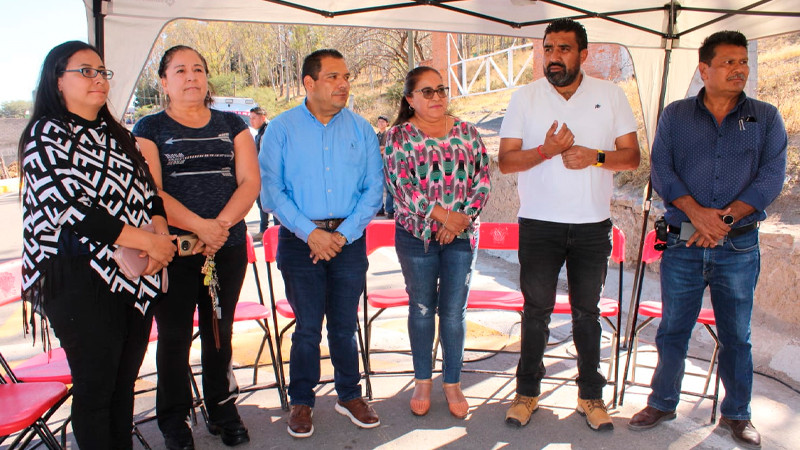 Entrega Bladimir González rehabilitación de calle en Uruétaro, Tarímbaro 