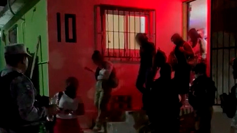 Rescatan a 5 mujeres y un menor de edad, de inmueble para prostitución en Cancún 