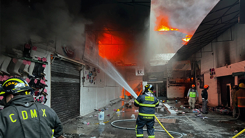 Se suman bomberos de otras alcaldías a combate de incendio de bodega de zapatos en Ciudad de México