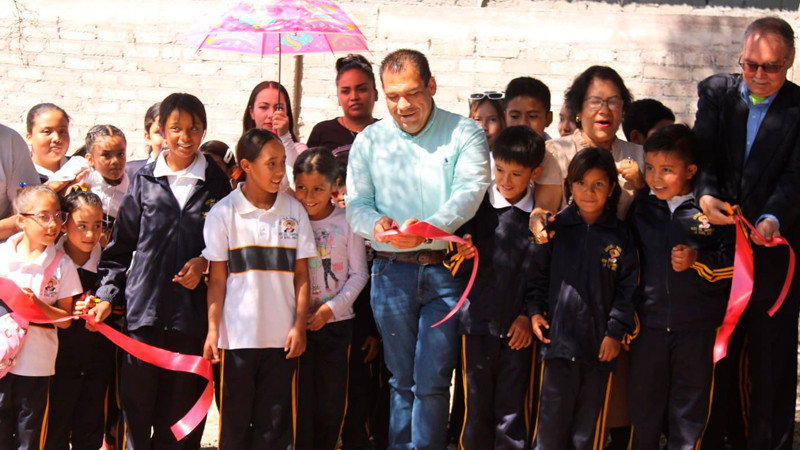 Apuesta Bladimir González por la dignificación de escuelas y comunidades