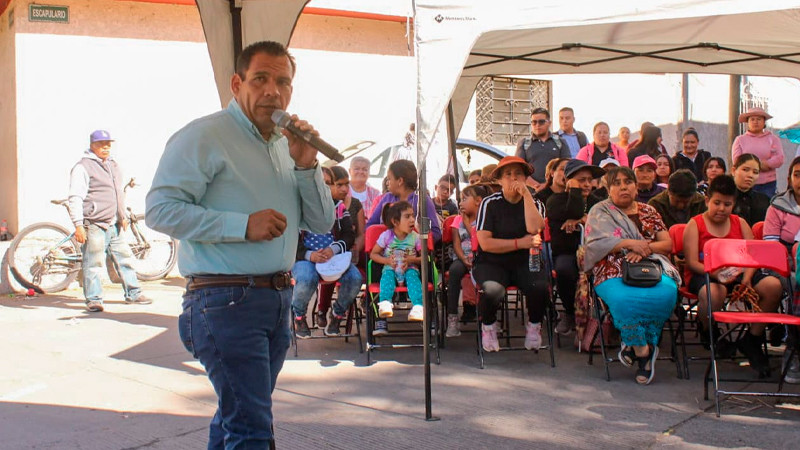 Apuesta Bladimir González por la dignificación de escuelas y comunidades