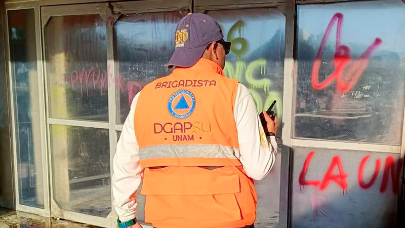 Sujetos encapuchados vandalizan Torre de Rectoría de la UNAM 