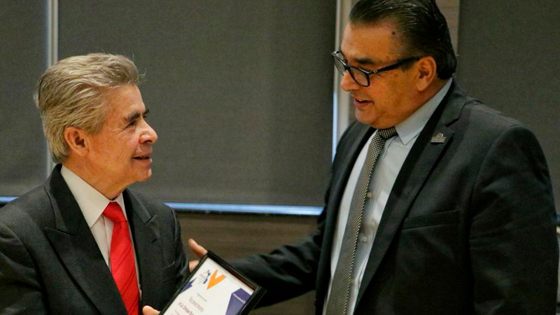 Firman escritura pública de compra–venta de terreno, en Querétaro 