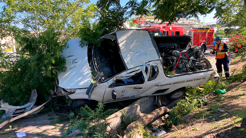 Aparatosa volcadura de una camioneta en Paseo de la República en Querétaro 