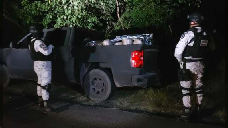 Aseguran una tonelada de marihuana en camioneta abandonada en Michoacán 