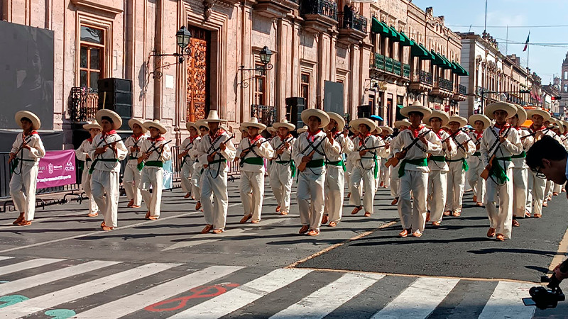 Celebran desfile cívico deportivo por el 113 Aniversario de la Revolución Mexicana en Morelia 