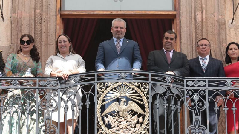 Bedolla y miles de michoacanos disfrutan desfile por el 113 Aniversario de la Revolución