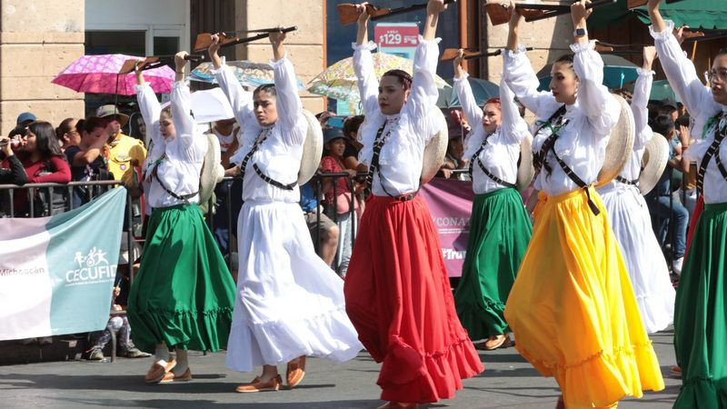 Bedolla y miles de michoacanos disfrutan desfile por el 113 Aniversario de la Revolución