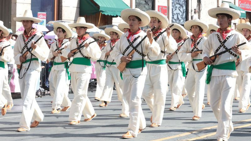 Bedolla y miles de michoacanos disfrutan desfile por el 113 Aniversario de la Revolución 