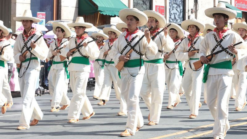 Bedolla y miles de michoacanos disfrutan desfile por el 113 Aniversario de la Revolución