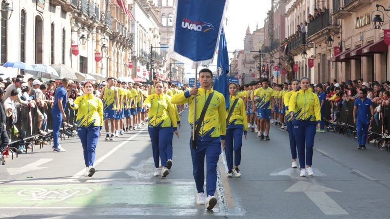 Bedolla y miles de michoacanos disfrutan desfile por el 113 Aniversario de la Revolución