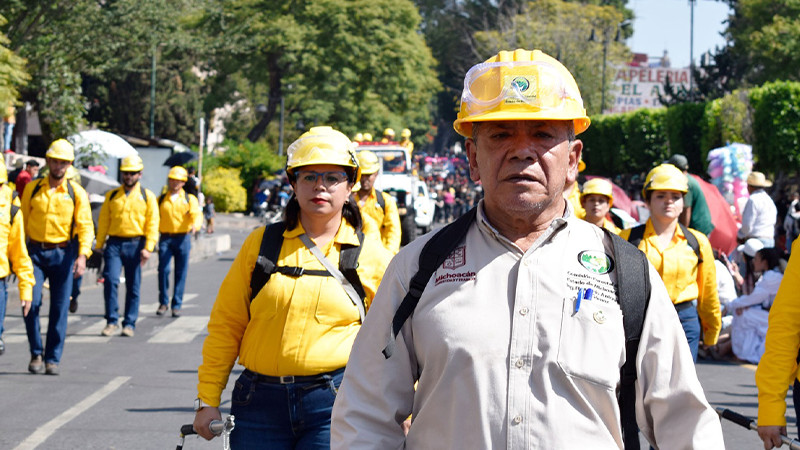 Por primera vez, combatientes de incendios participan en desfile del 20 de noviembre