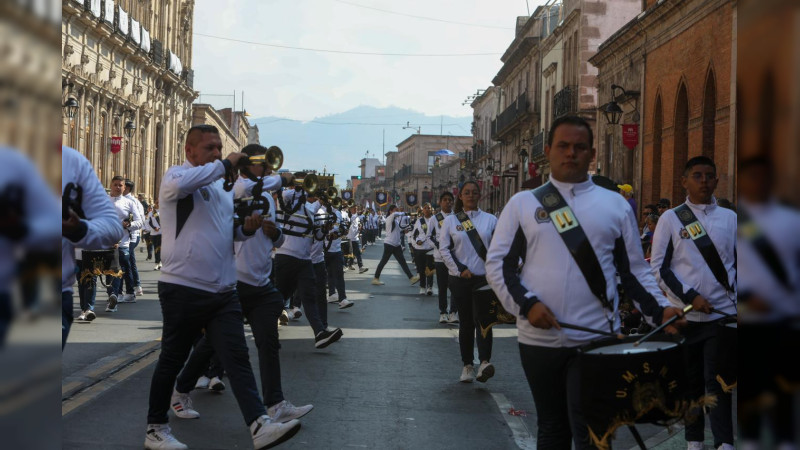 Muestran la grandeza de la Universidad Michoacana en el desfile del 20 de noviembre   