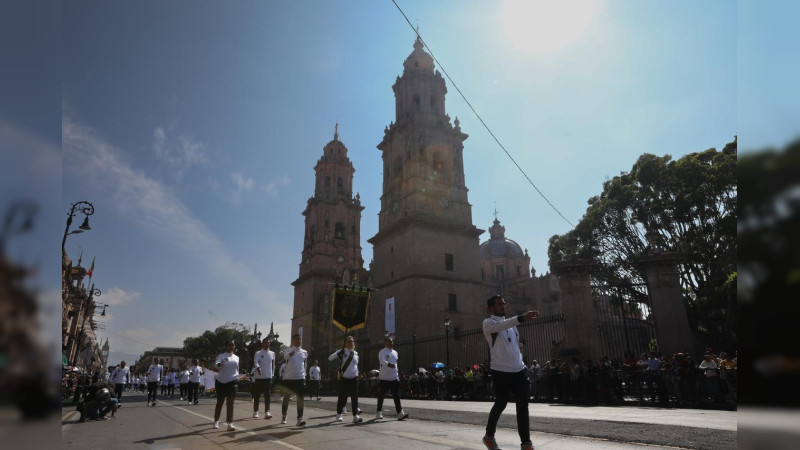 Muestran la grandeza de la Universidad Michoacana en el desfile del 20 de noviembre  