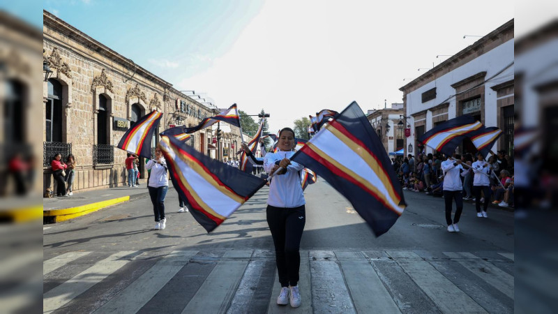 Muestran la grandeza de la Universidad Michoacana en el desfile del 20 de noviembre   