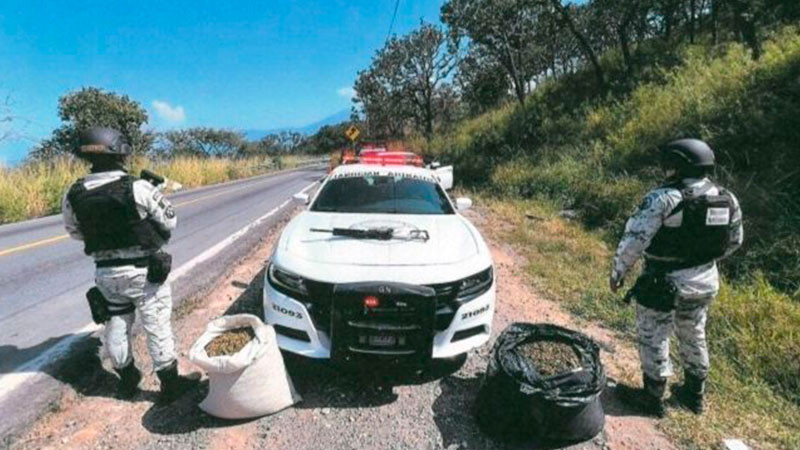 Decomisan paquetes con más de 70 kilos de hierba al interior de una camioneta abandonada en Jalisco 