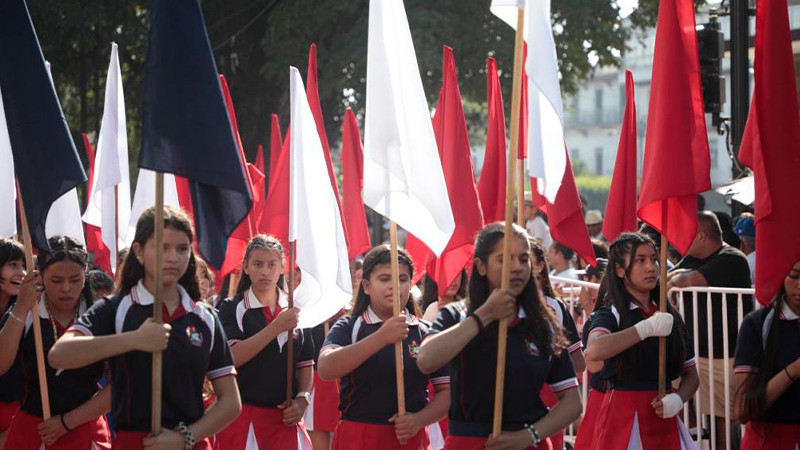 Desfile por el 113 aniversario de la Revolución Mexicana une a los uruapenses