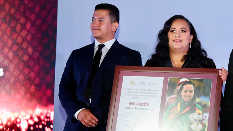 Grisel Tello entrega Premio Estatal del Deporte a Alfonso Aguilar Contreras 