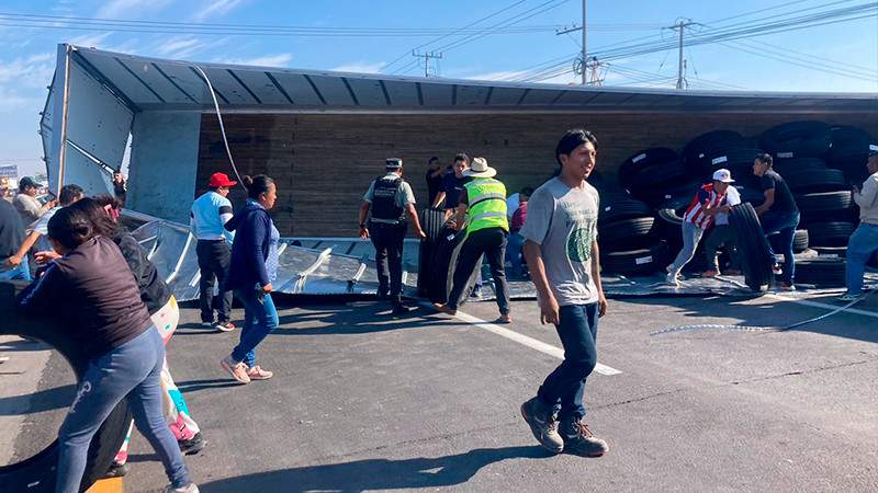 Se registra rapiña tras volcadura de tráiler que transportaba llantas en El Marqués, Querétaro  