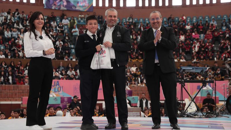 Arranca Bedolla “Jalo a estudiar” con la entrega de 200 mil pares de tenis