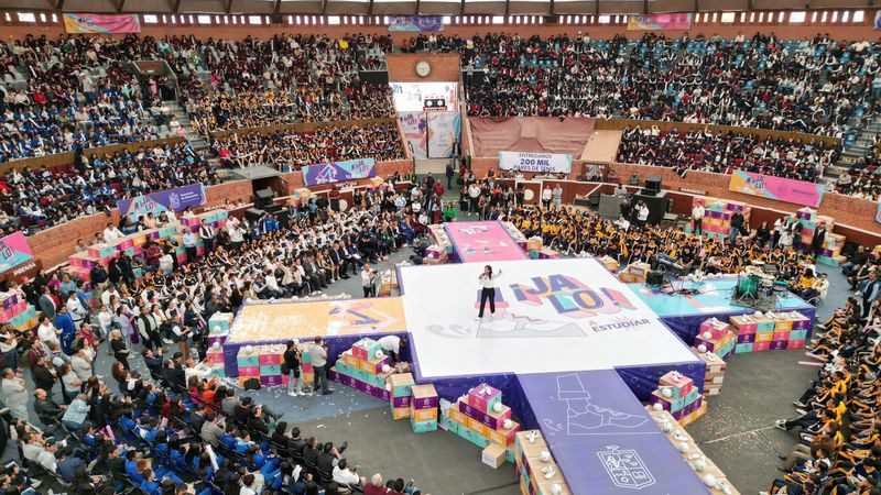 Arranca Bedolla “Jalo a estudiar” con la entrega de 200 mil pares de tenis