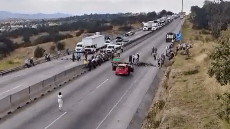 Ejidatarios cierran ambos sentidos del Arco Norte; se desquicia autopista México-Puebla 