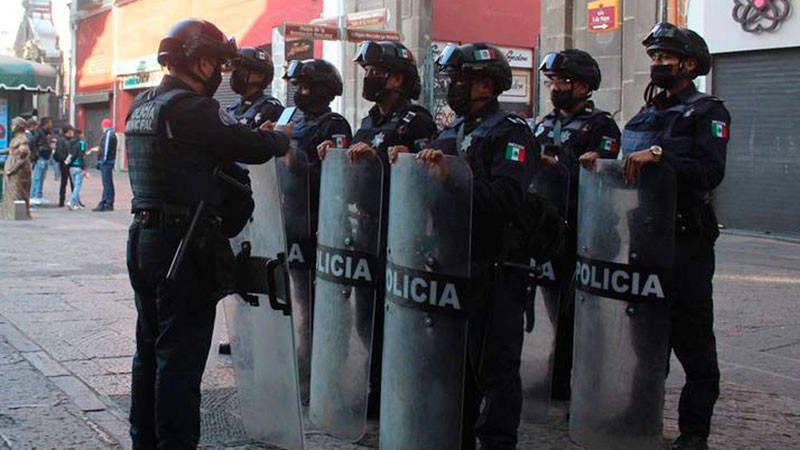 Se enfrentan  habitantes de La Resurrección y policías a Palacio Municipal en Puebla 