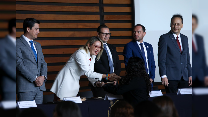 Egresadas y egresados de excelencia muestran el gran potencial de la Universidad Michoacana: Yarabí Ávila González 